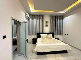 2BR Apartment With Pool and Wifi Near East Airport