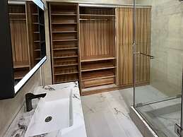 2BR Apartment With Pool and Wifi Near East Airport