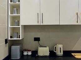 2BR Apartment With Pool and Wifi Near East Airport