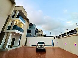 2BR Apartment With Pool and Wifi Near East Airport