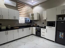 2BR Apartment With Pool and Wifi Near East Airport