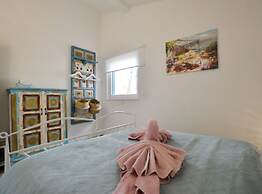 Golden and Green Acres Holiday Home With Pool and Sauna