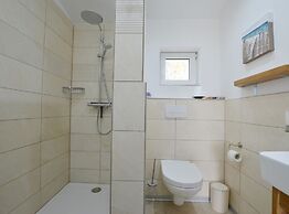 Golden and Green Acres Holiday Home With Pool and Sauna