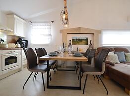 Golden and Green Acres Holiday Home With Pool and Sauna