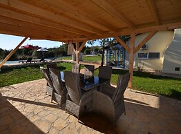 Golden and Green Acres Holiday Home With Pool and Sauna