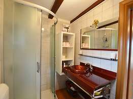 Golden and Green Acres Holiday Home With Pool and Sauna