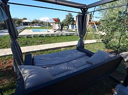 Golden and Green Acres Holiday Home With Pool and Sauna