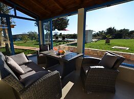 Golden and Green Acres Holiday Home With Pool and Sauna