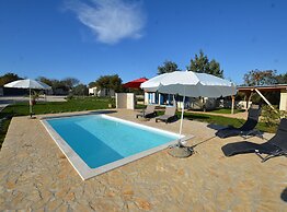 Golden and Green Acres Holiday Home With Pool and Sauna