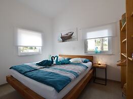 Golden and Green Acres Holiday Home With Pool and Sauna