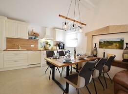 Golden and Green Acres Holiday Home With Pool and Sauna