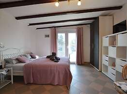 Golden and Green Acres Holiday Home With Pool and Sauna