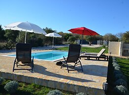 Golden and Green Acres Holiday Home With Pool and Sauna