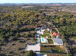 Golden and Green Acres Holiday Home With Pool and Sauna