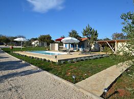 Golden and Green Acres Holiday Home With Pool and Sauna