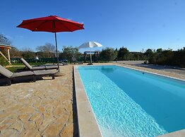 Golden and Green Acres Holiday Home With Pool and Sauna