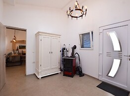 Golden and Green Acres Holiday Home With Pool and Sauna