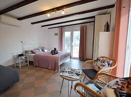 Golden and Green Acres Holiday Home With Pool and Sauna