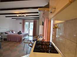 Golden and Green Acres Holiday Home With Pool and Sauna