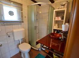 Golden and Green Acres Holiday Home With Pool and Sauna