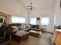 Golden and Green Acres Holiday Home With Pool and Sauna