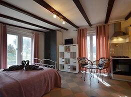 Golden and Green Acres Holiday Home With Pool and Sauna