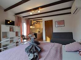 Golden and Green Acres Holiday Home With Pool and Sauna