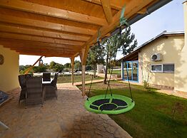 Golden and Green Acres Holiday Home With Pool and Sauna