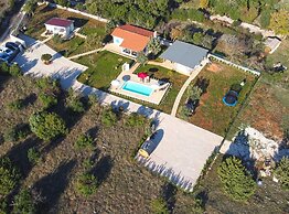 Golden and Green Acres Holiday Home With Pool and Sauna