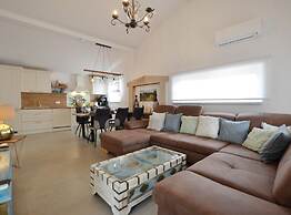 Golden and Green Acres Holiday Home With Pool and Sauna