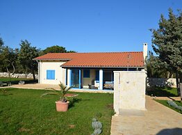 Golden and Green Acres Holiday Home With Pool and Sauna