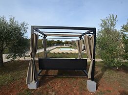 Golden and Green Acres Holiday Home With Pool and Sauna