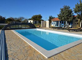 Golden and Green Acres Holiday Home With Pool and Sauna