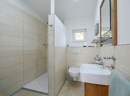 Golden and Green Acres Holiday Home With Pool and Sauna