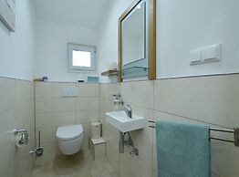 Golden and Green Acres Holiday Home With Pool and Sauna