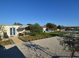 Golden and Green Acres Holiday Home With Pool and Sauna