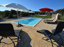 Golden and Green Acres Holiday Home With Pool and Sauna