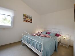 Golden and Green Acres Holiday Home With Pool and Sauna