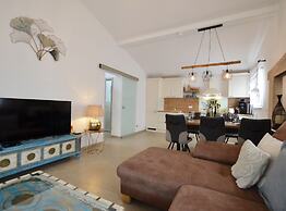 Golden and Green Acres Holiday Home With Pool and Sauna