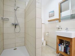 Golden and Green Acres Holiday Home With Pool and Sauna