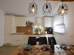 Golden and Green Acres Holiday Home With Pool and Sauna