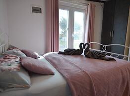 Golden and Green Acres Holiday Home With Pool and Sauna