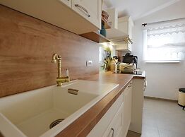 Golden and Green Acres Holiday Home With Pool and Sauna