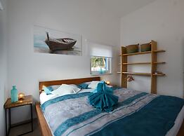 Golden and Green Acres Holiday Home With Pool and Sauna