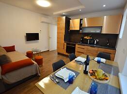 Warm and Welcoming Apartment With Balcony