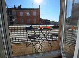 Warm and Welcoming Apartment With Balcony