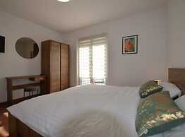 Warm and Welcoming Apartment With Balcony