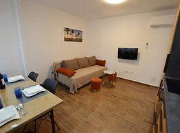 Warm and Welcoming Apartment With Balcony