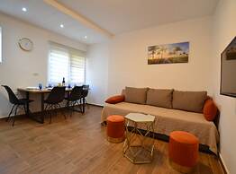 Warm and Welcoming Apartment With Balcony