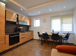 Warm and Welcoming Apartment With Balcony